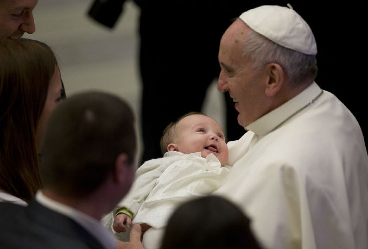 Papa krstio 26 beba u Vatikanu, pozvao majke da nahrane svoju djecu