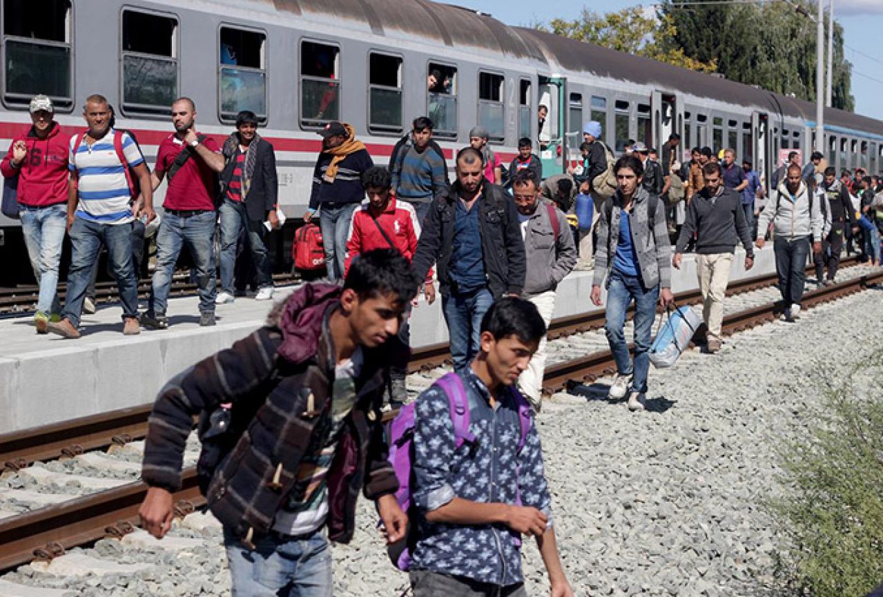 Slavonski Brod: Dvadeset izbjeglica iskočilo iz vlaka - policija ih brzo ulovila