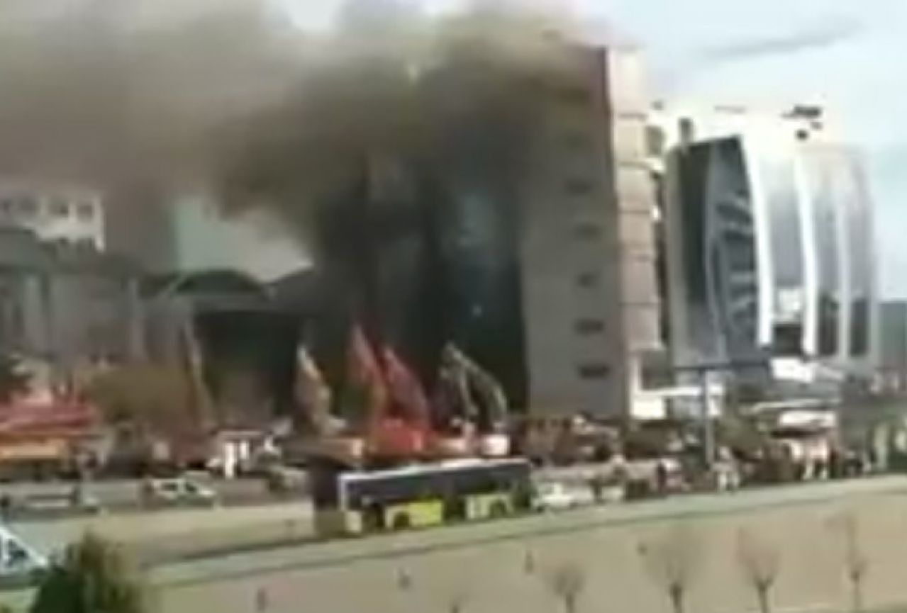 VIDEO | Istanbul: Nakon eksplozije na trgu, planuo i hotel