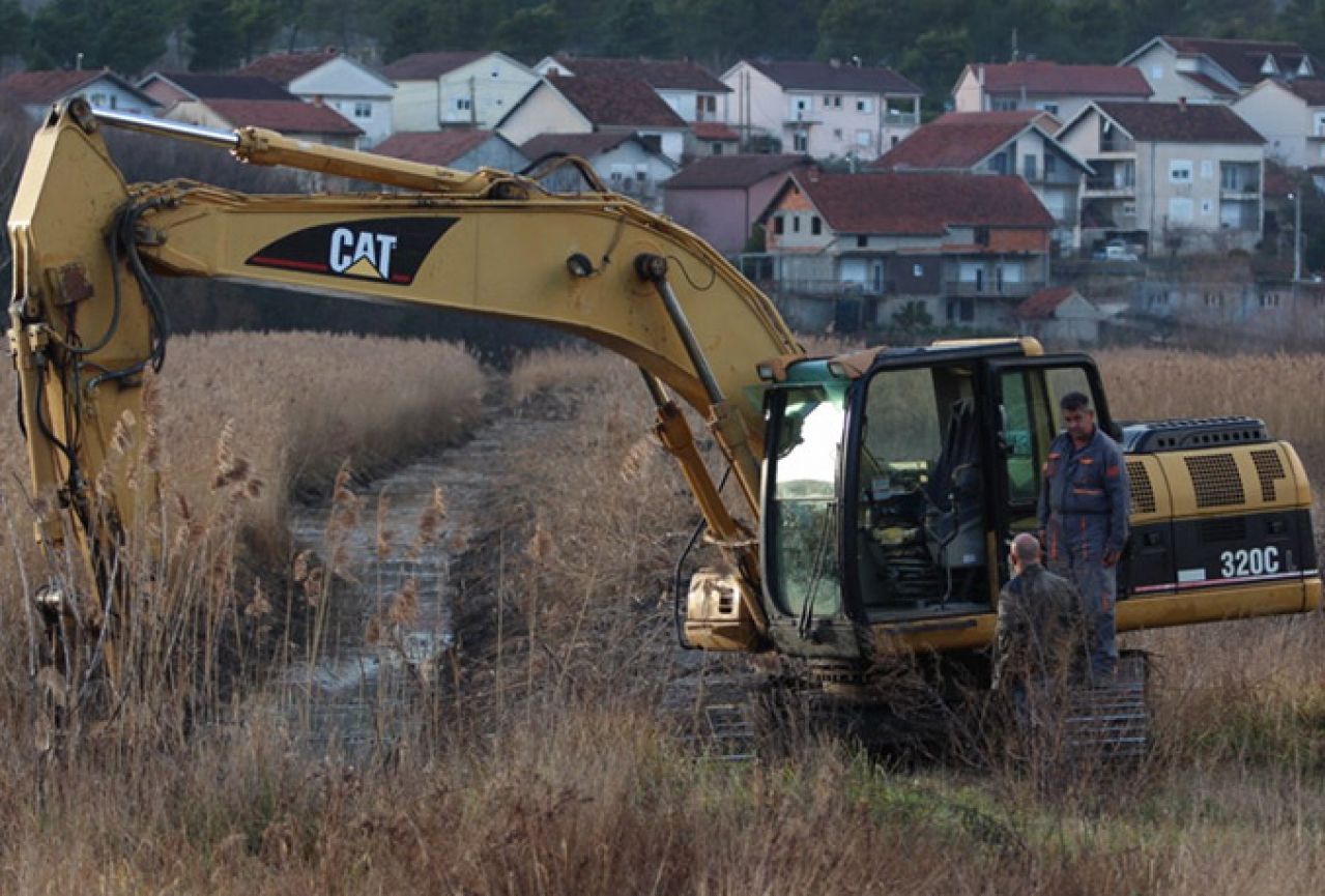 Zbog opasnosti od plavljenja grada čiste se kanali u Čapljini