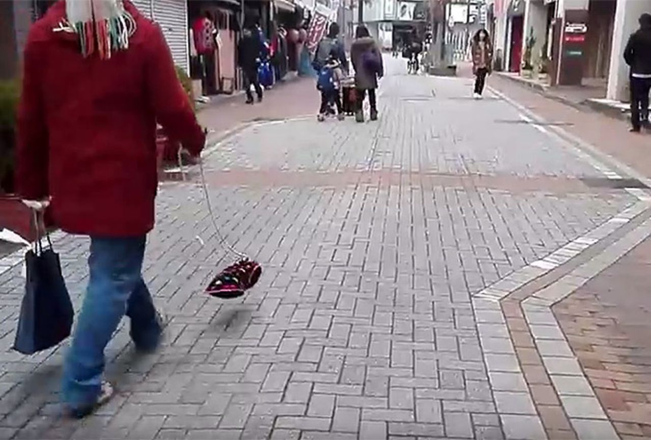 VIDEO: Ulicom šeta nevidljivog psa