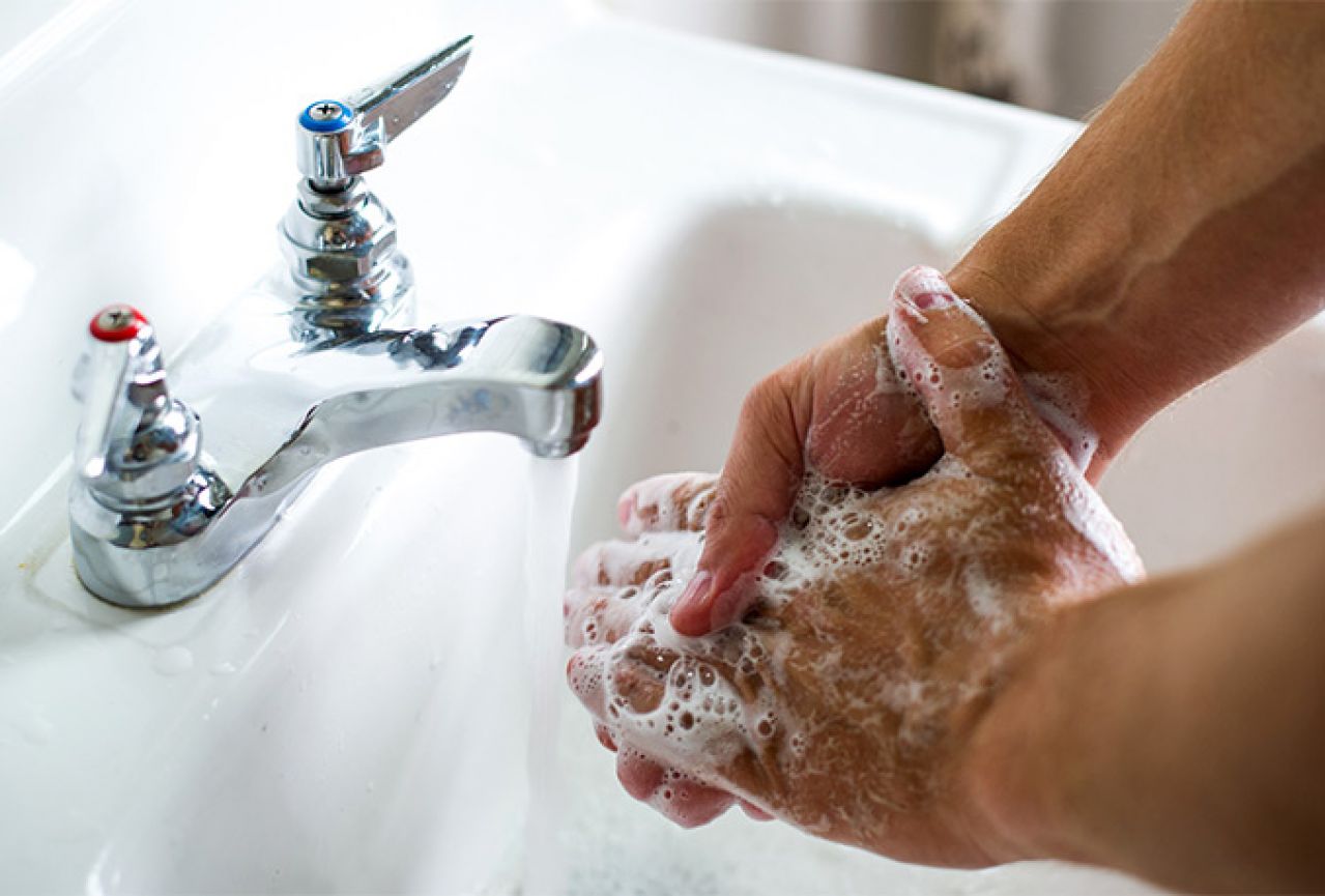 Perite ruke i spriječite zarazu virusom gripe 