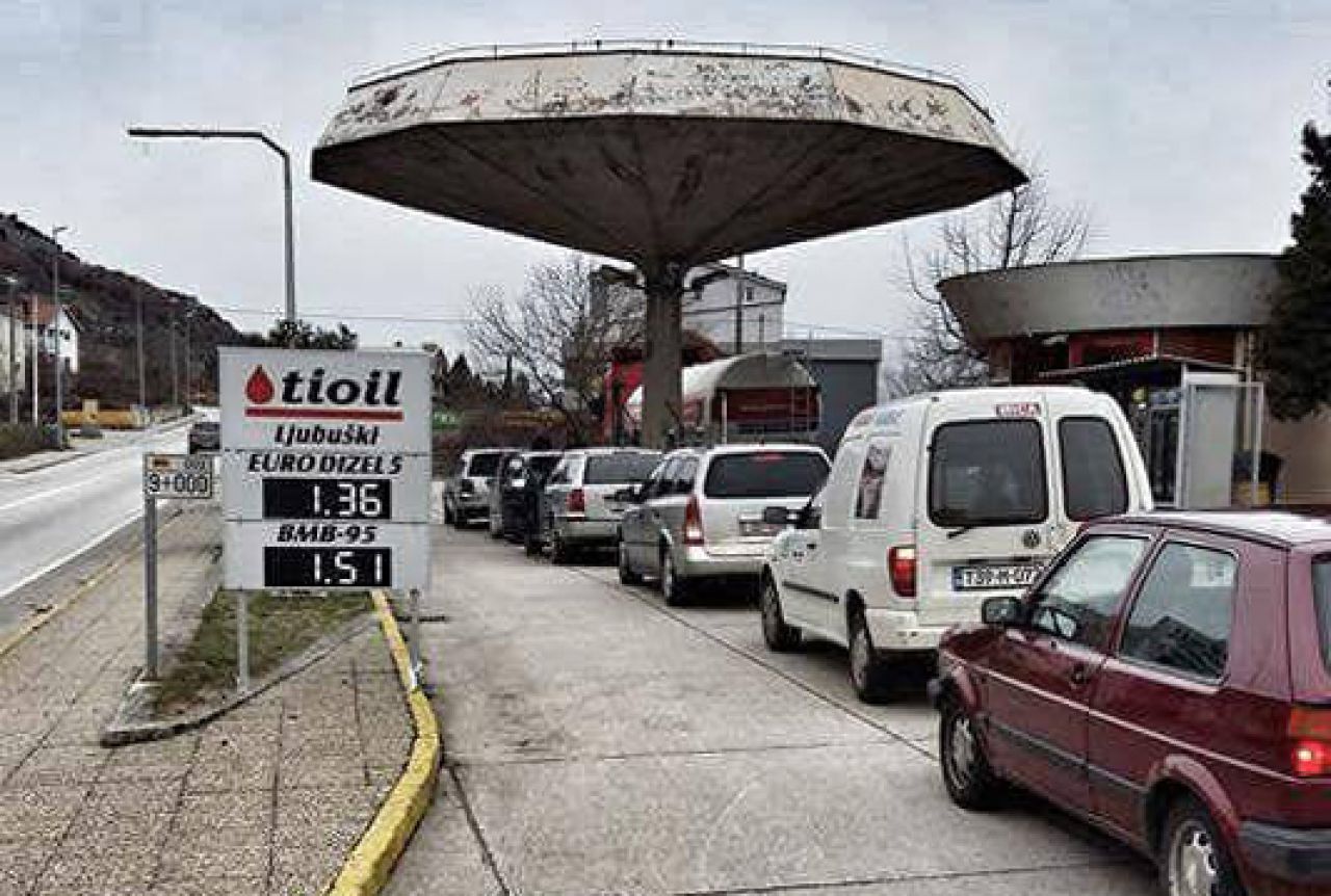 Neviđene gužve na benzinskoj crpki u Hercegovini