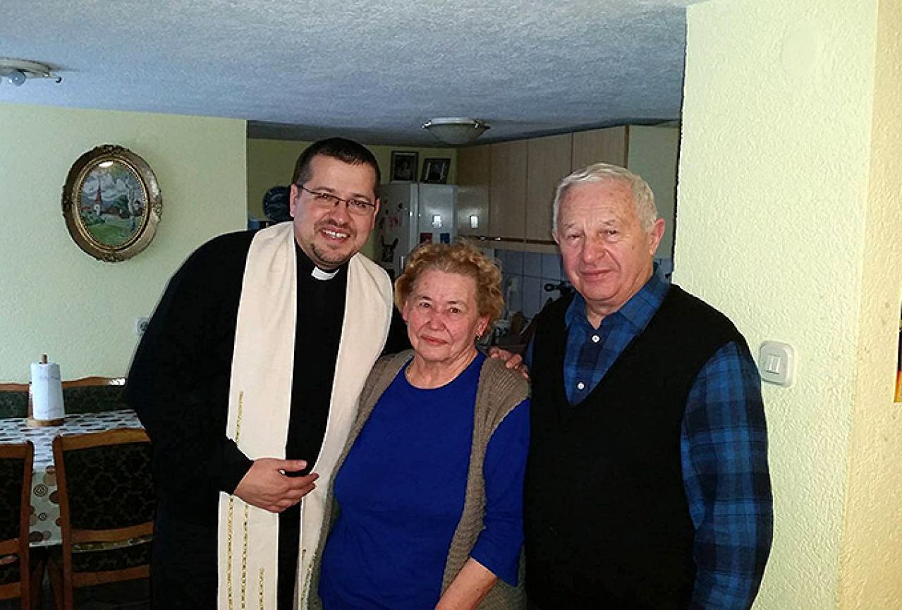 Blagoslov obitelji u Bosanskom Petrovcu nakon 75 godina