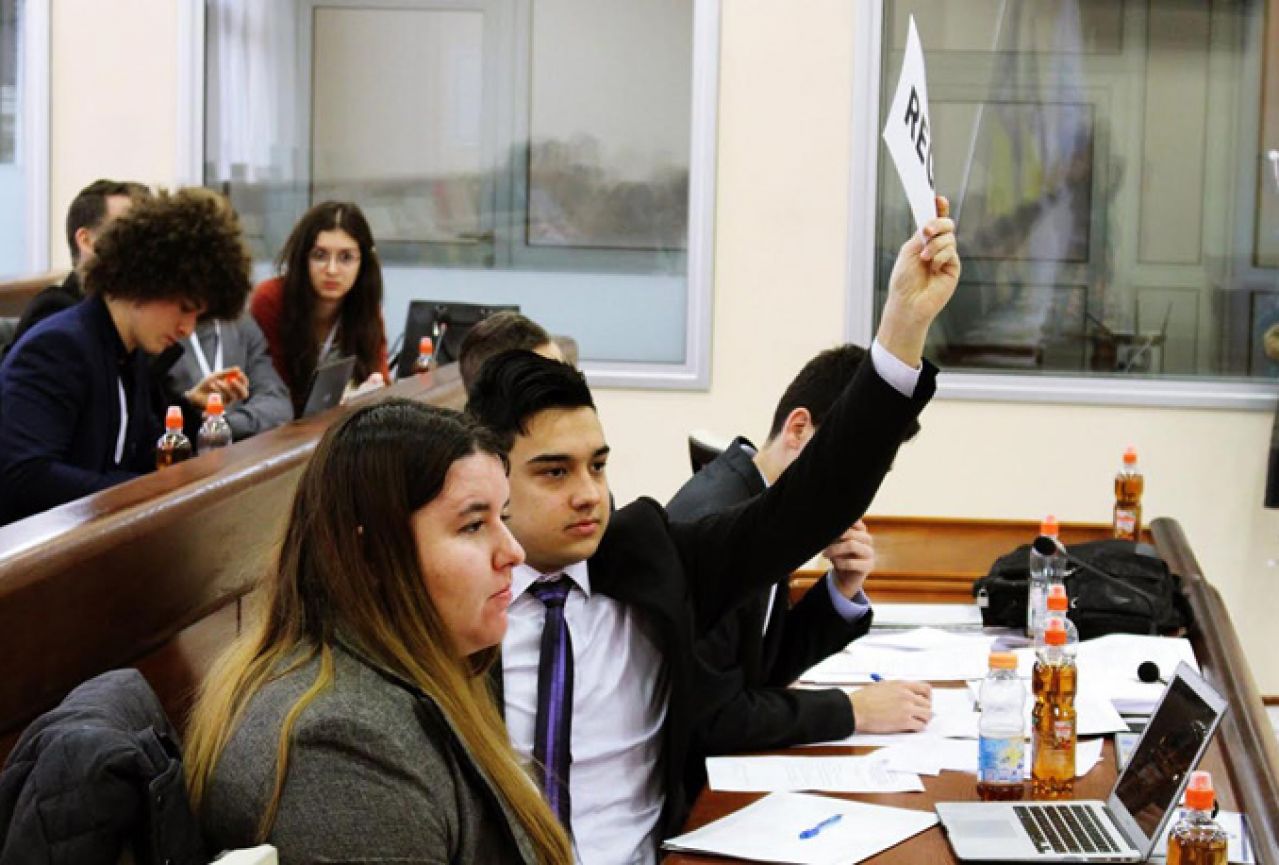Studentski forum u Mostaru: 35 studenata simuliralo rad Europskog parlamenta