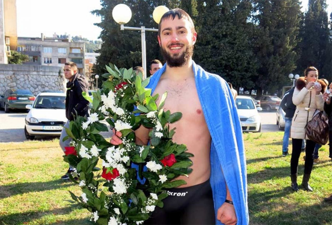 Aljoša Slavić najbrži plivač u hladnoj Trebišnjici povodom bogojavljenja