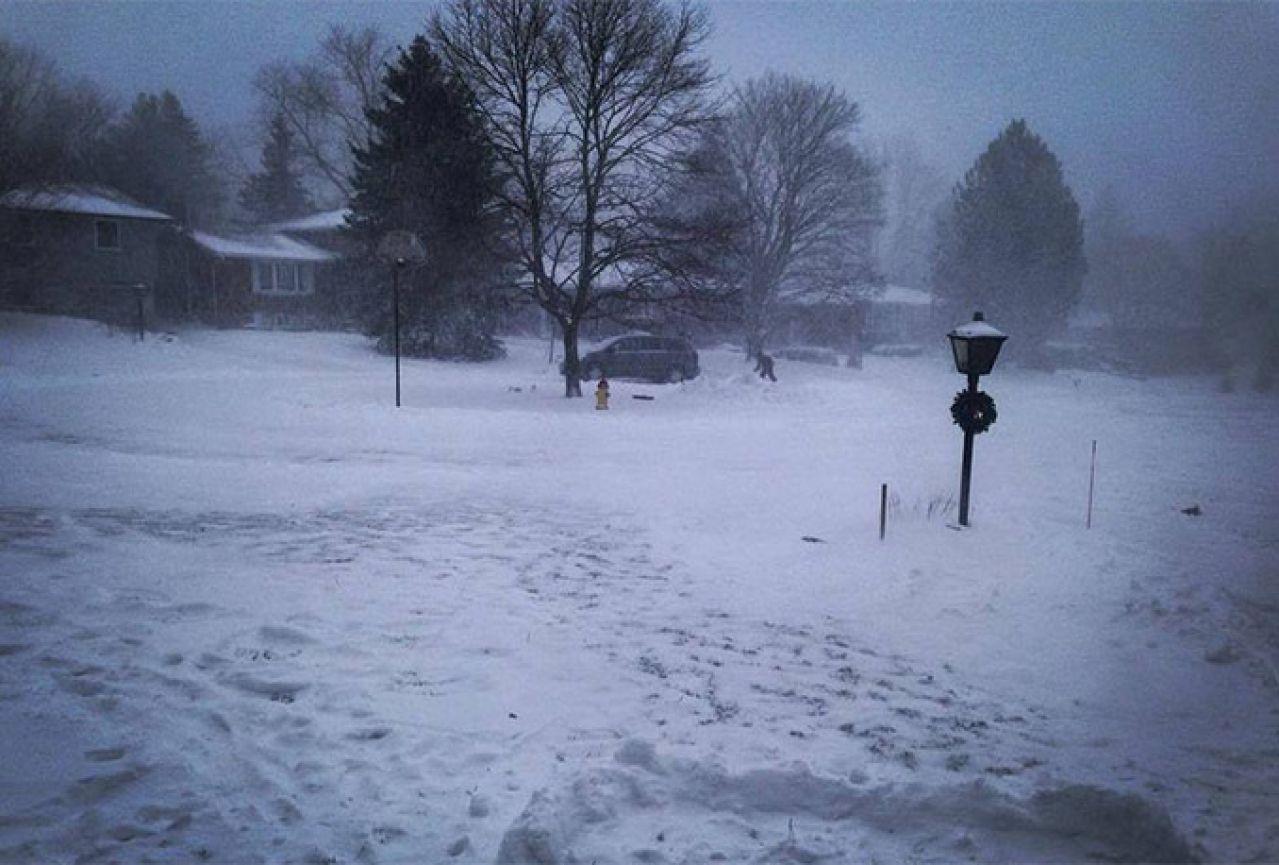 Američkim gradovima približava se snježna oluja, tisuće letova otkazano, škole zatvorene