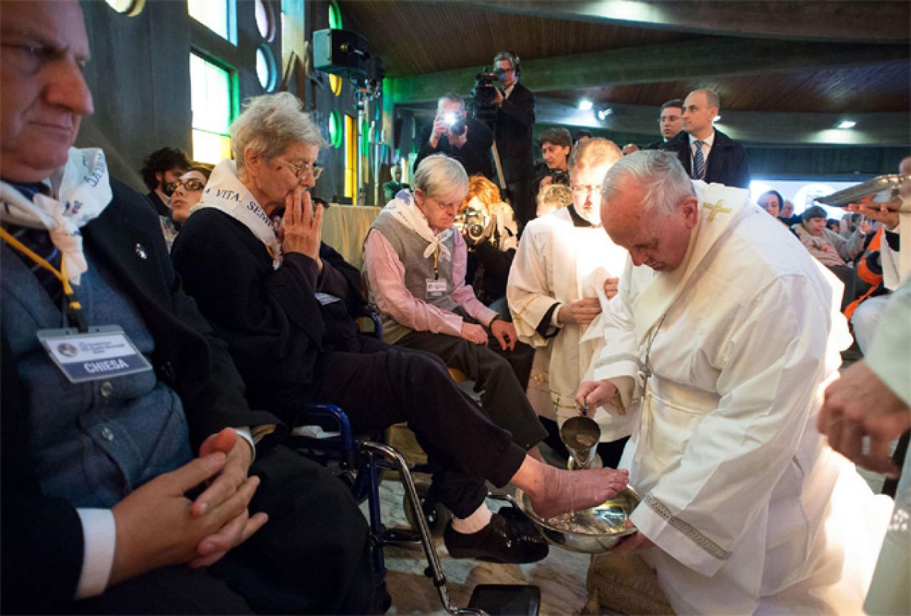 Papa ukinuo stoljetni običaj: U obredu pranja nogu sudjelovat će i žene