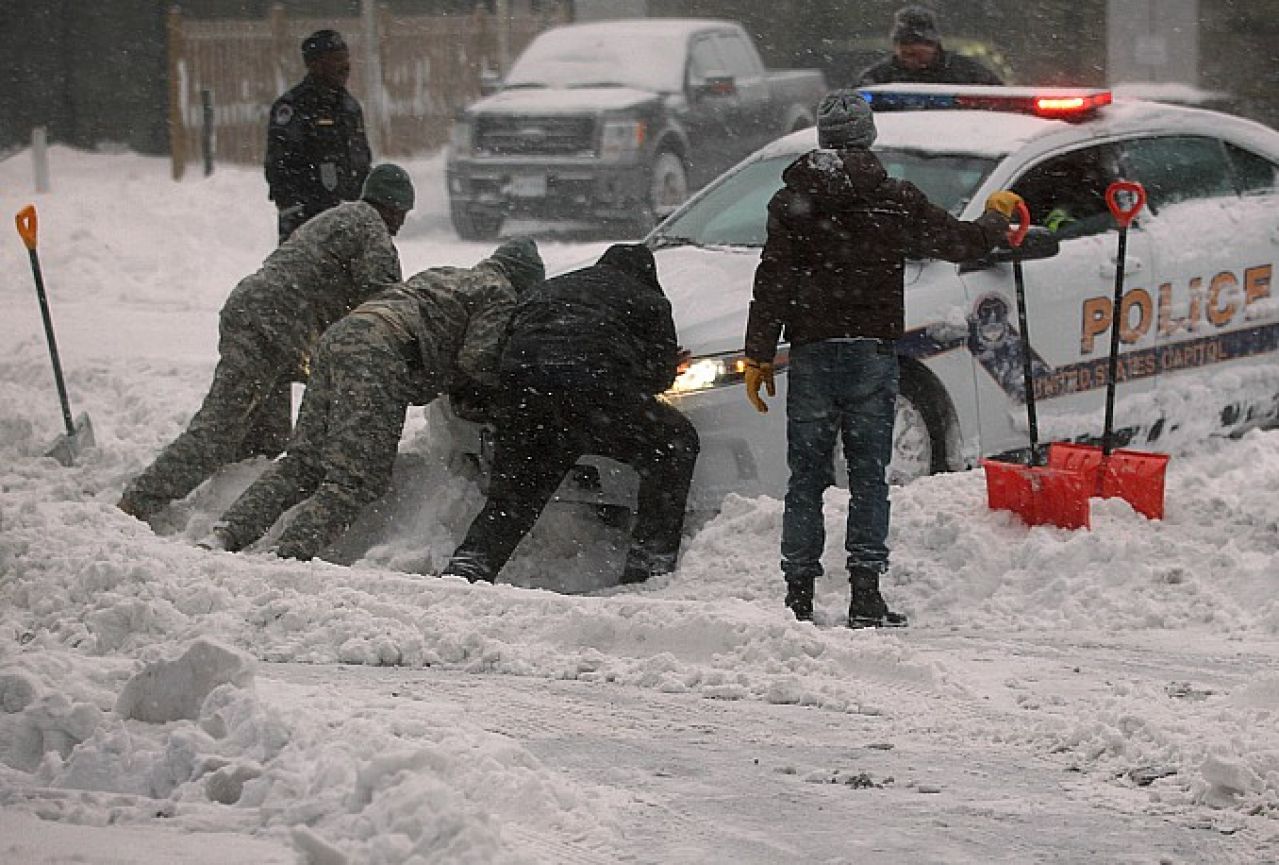 Najveća snježna oluja u američkoj povijesti odnosi sve više života