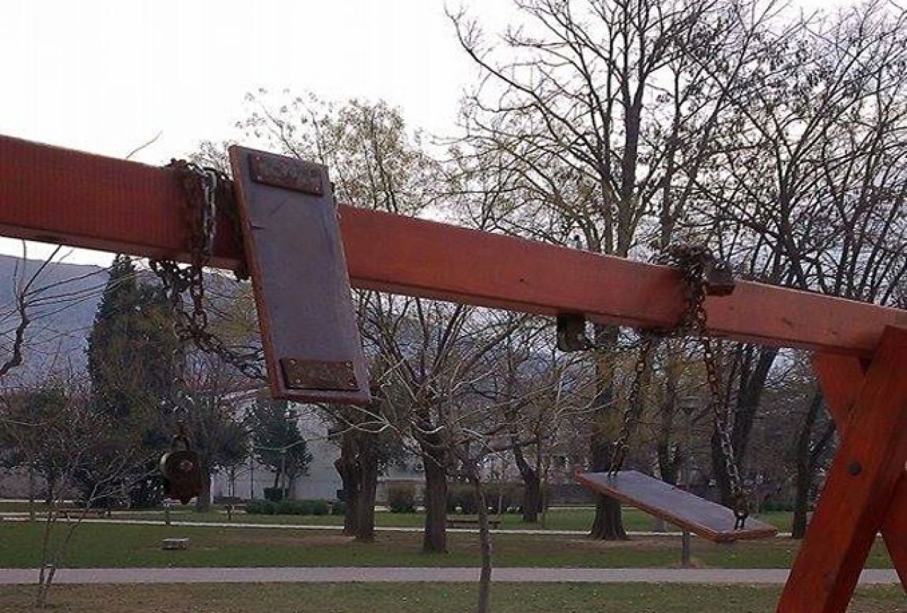 Vandali demolirali dječje igralište u parku Zrinjevac