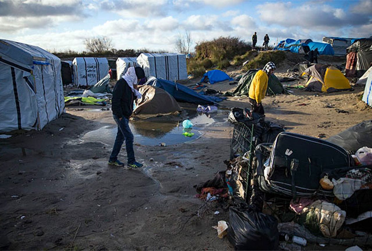 Migranti i izbjeglice iseljeni iz kampa u Francuskoj
