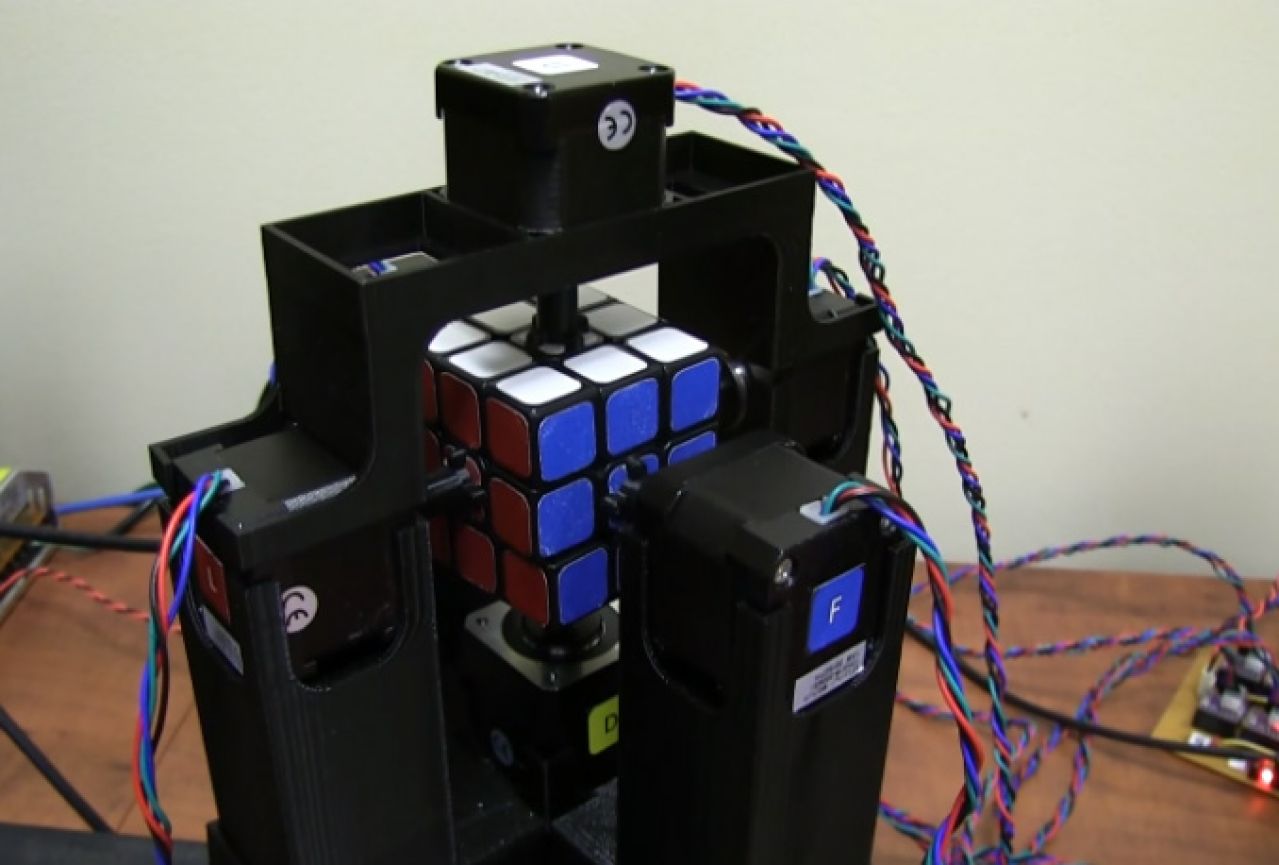 Pogledajte kako robot složi Rubikovu kocku za jednu sekundu