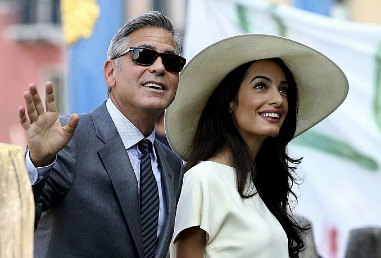 Bračni par Clooney udomio psića s urođenom manom