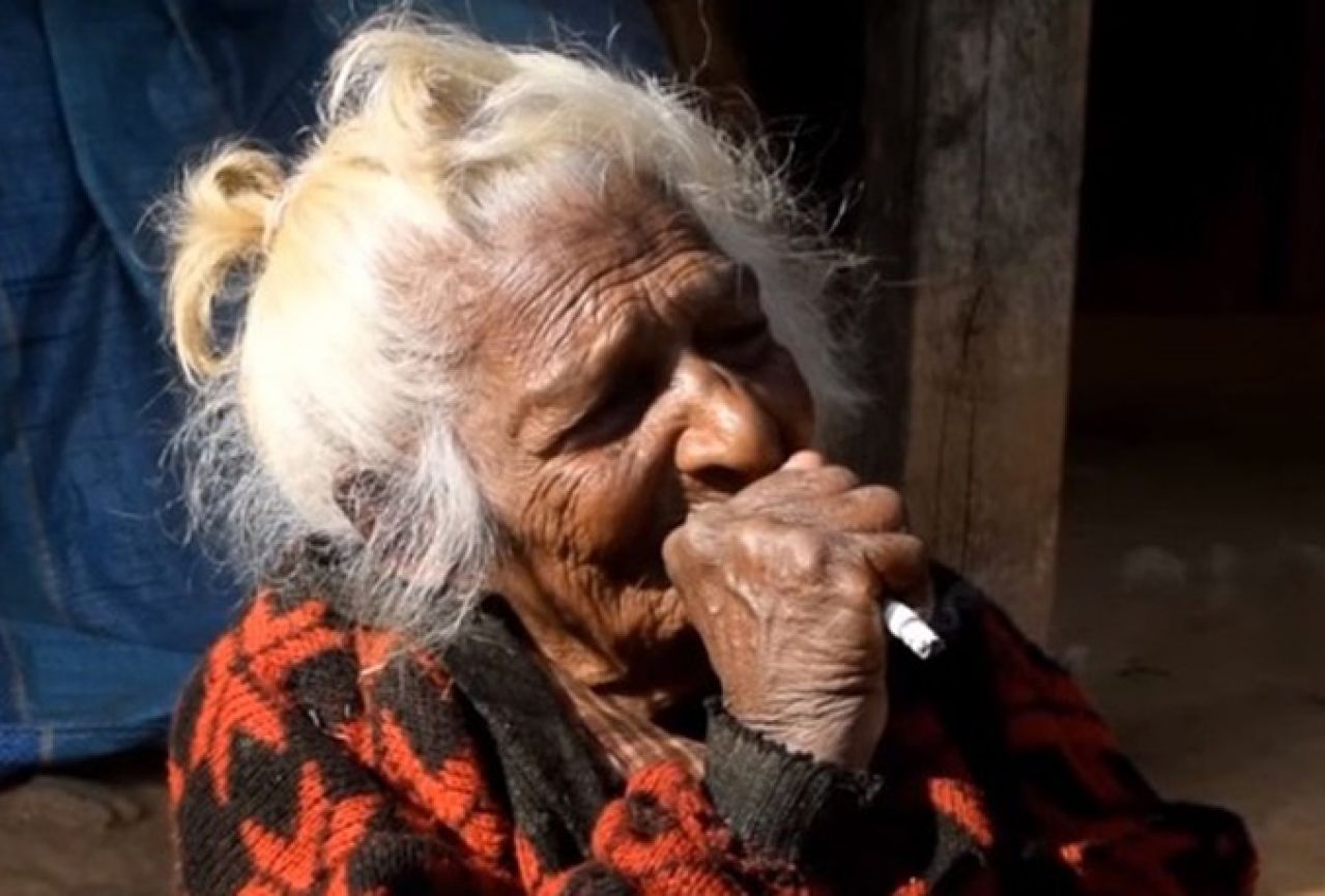 Ima 112 godina, puši 30 cigareta dnevno, a dugo živi jer se ne živcira