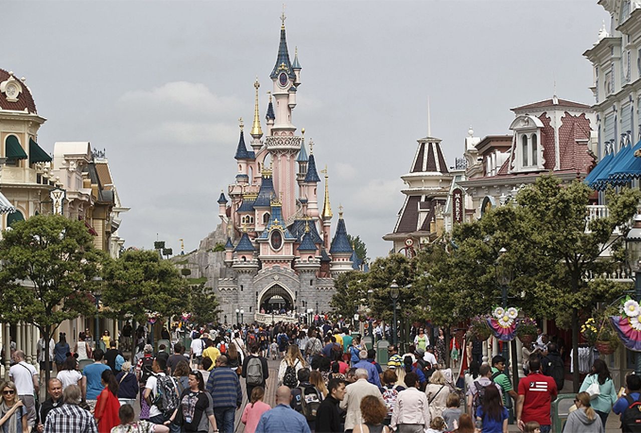 Muškarac s oružjem i Kuranom uhićen u hotelu Disneyland pokraj Pariza