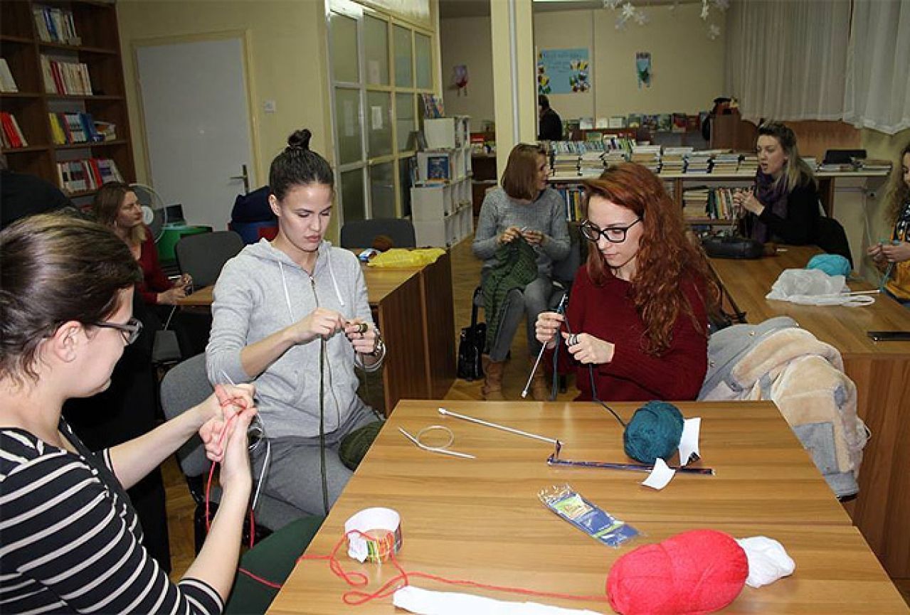 Narodna knjižnica HNŽ-a oduševljava Mostarce - u tijeku tečajevi pletenja, informatike, jezika