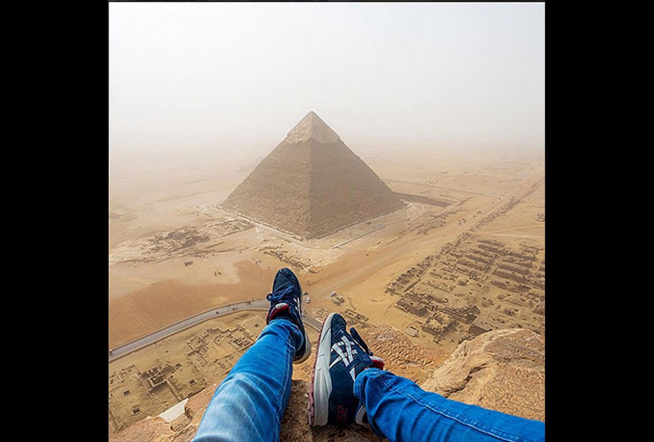 Nevjerojatan pogled - mladić se popeo na Veliku piramidu u Gizi