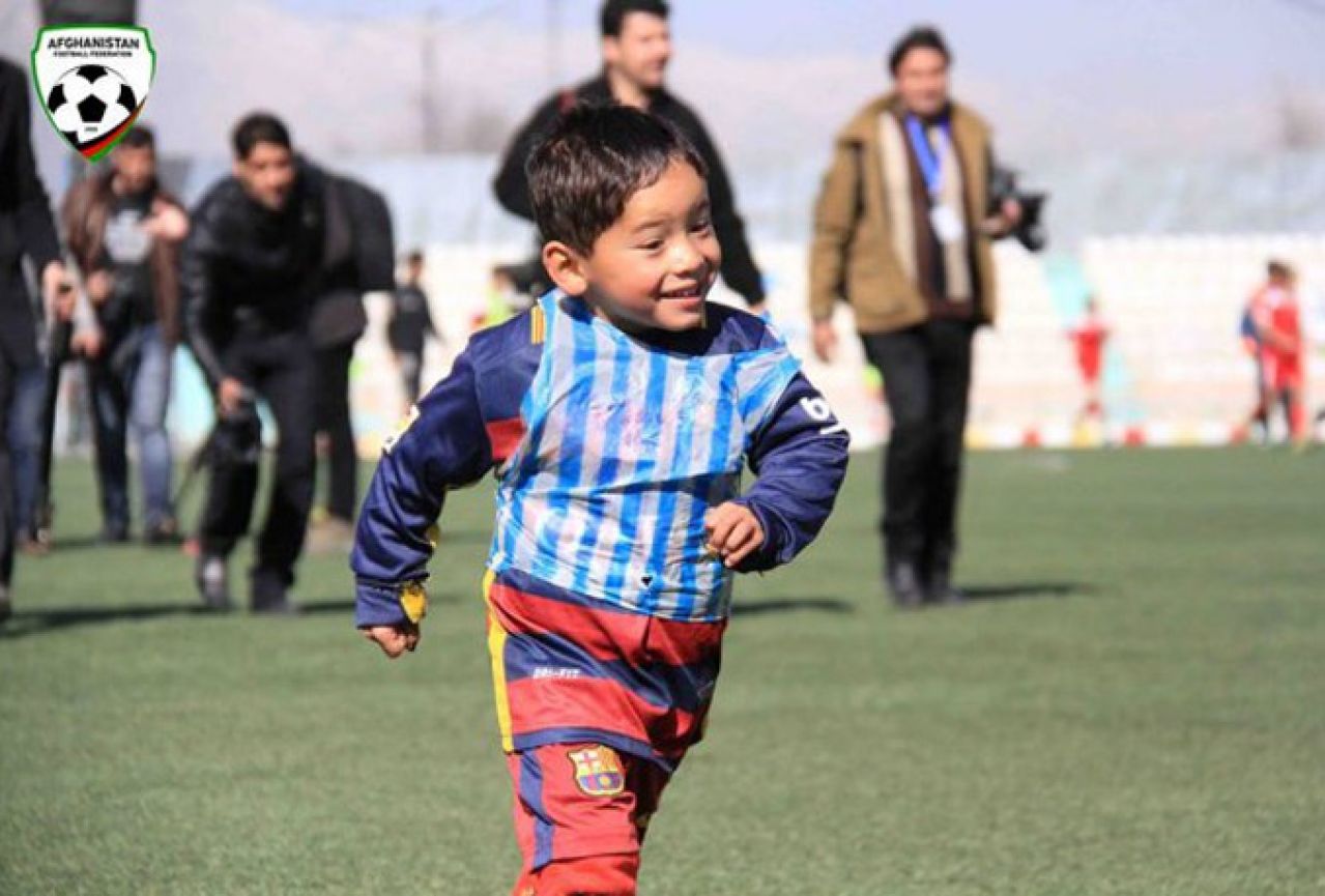 VIDEO: Dječak iz Afganistana napokon dobio pravi Messijev dres