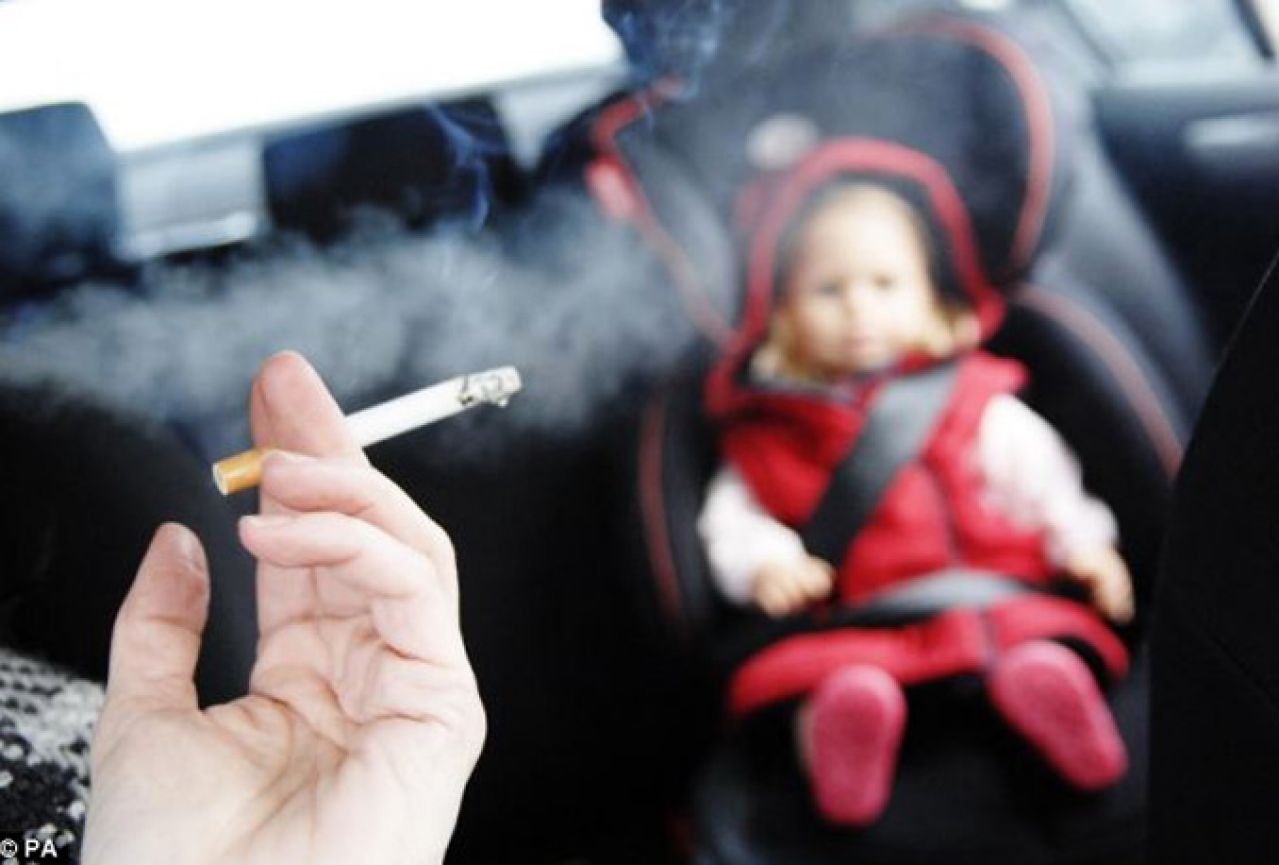 Za cigaretu u automobilu pored bebe kazna 1.000 KM