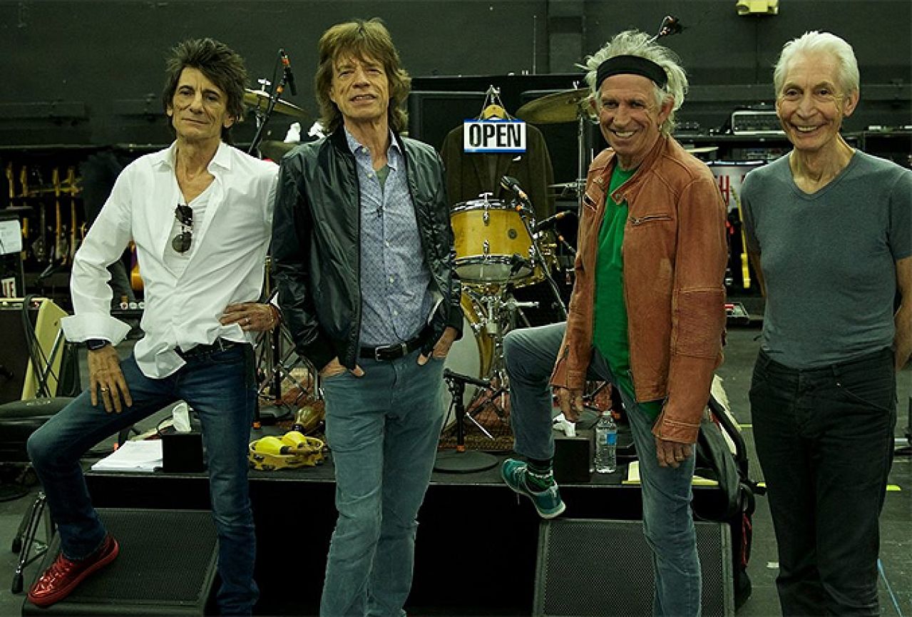 Hackney diamonds rolling. Группа the Rolling Stones. Группа the Rolling Stones молодые. Группа the Rolling Stones 1998 в Москве. Роллинг стоунз состав.
