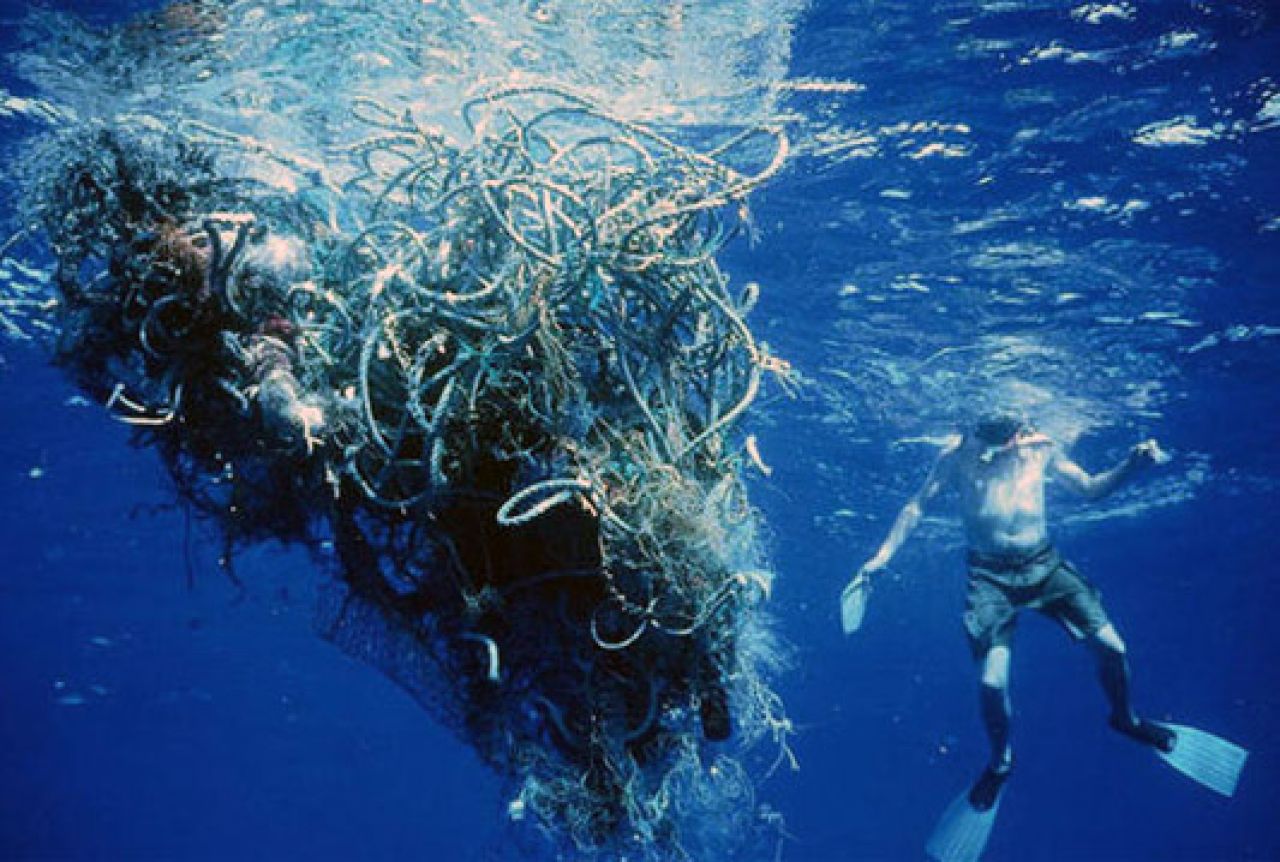 Плавающий пластик в океане
