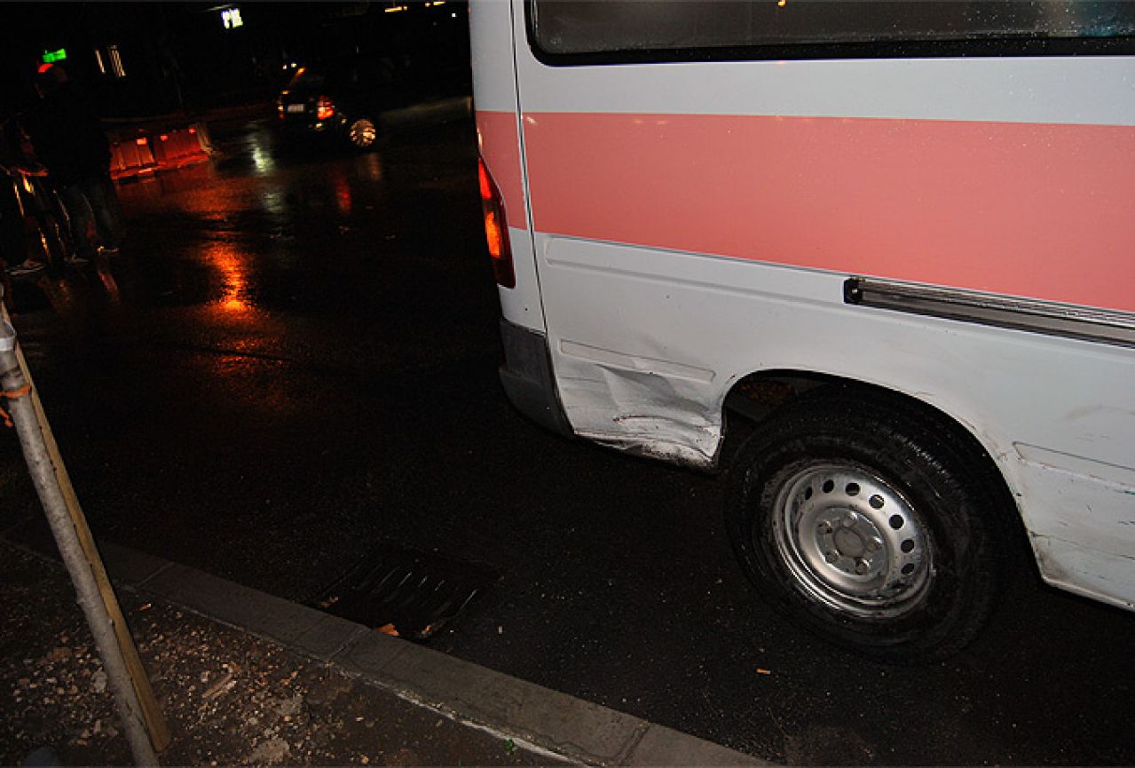 Sudar automobila i sanitetskog vozila u Mostaru 