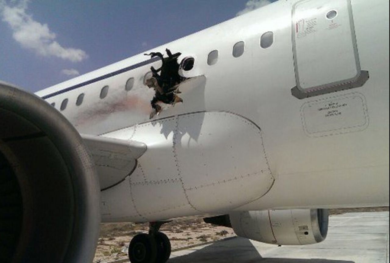 Srpski pilot spustio avion u kojemu je eksplodirala bomba i spasio putnike