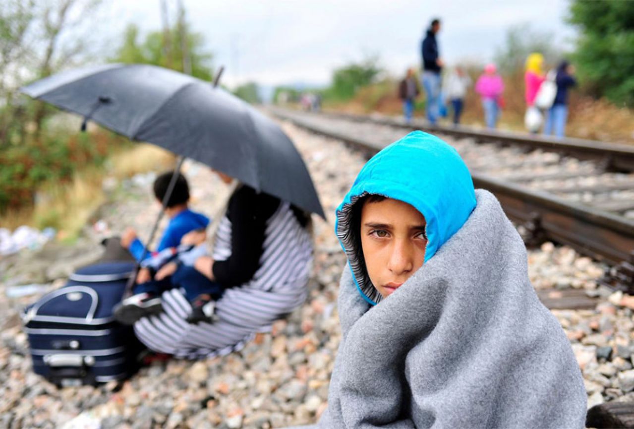 U Calaisu djeca izbjeglice žive u alarmantnim uvjetima okruženi krijumčarima