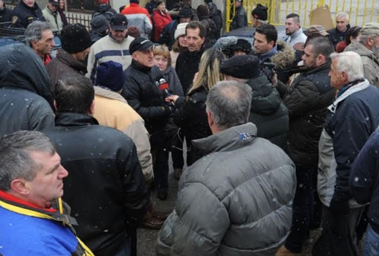 Radnici Livnice čelika Tuzla odbijaju vodu i medicinsku pomoć