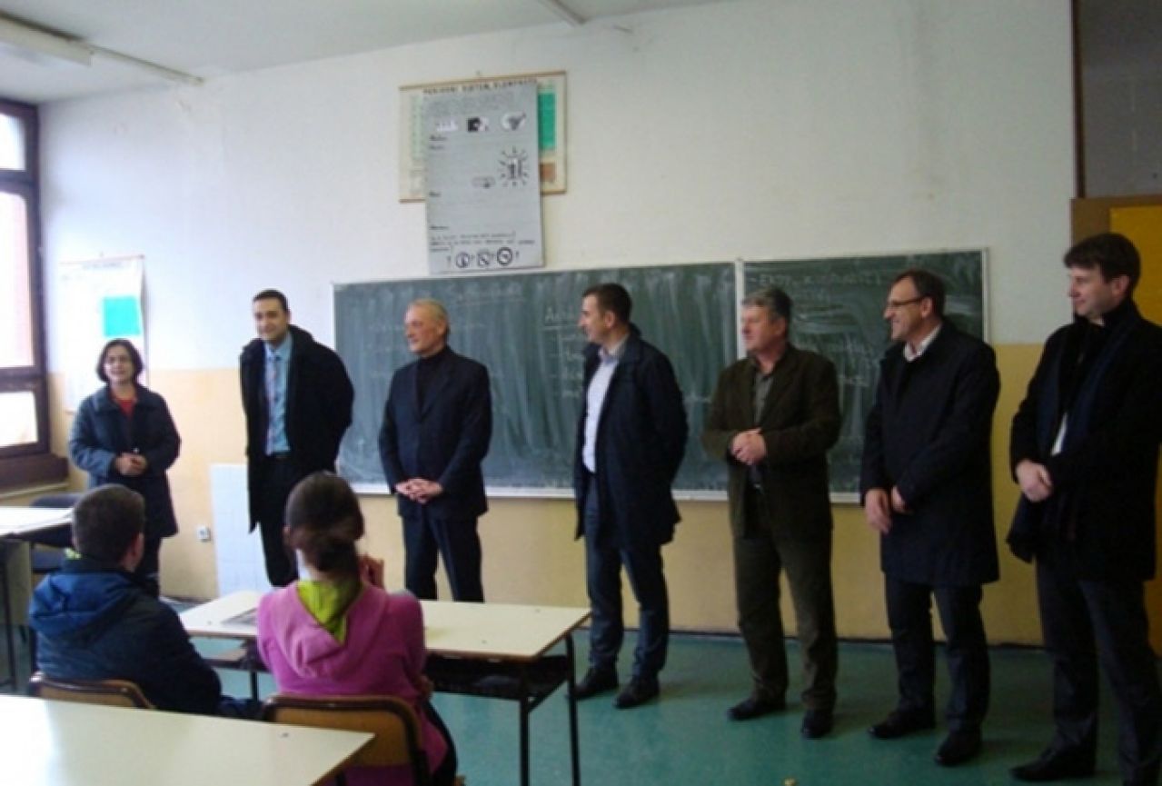 Ministar prosvjete HNŽ-a posjetio osnovnu i srednju školu u Konjicu