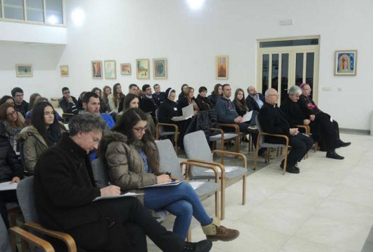 Mostar: Počela konferencija o pastoralu mladih "Izazov biti i o(p)stati na svome"
