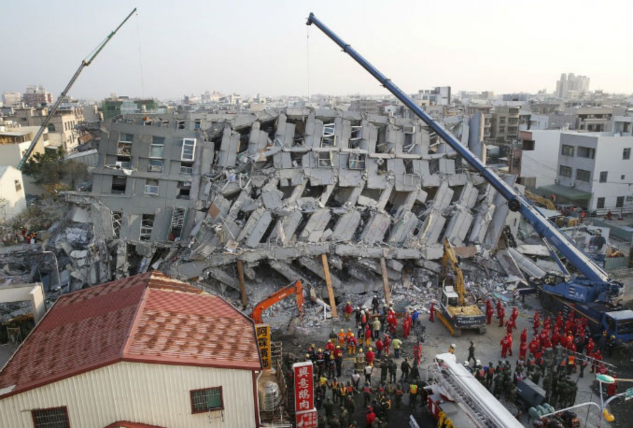 Više od 130 ljudi zarobljeno u ruševinama nakon snažnog potresa na Tajvanu