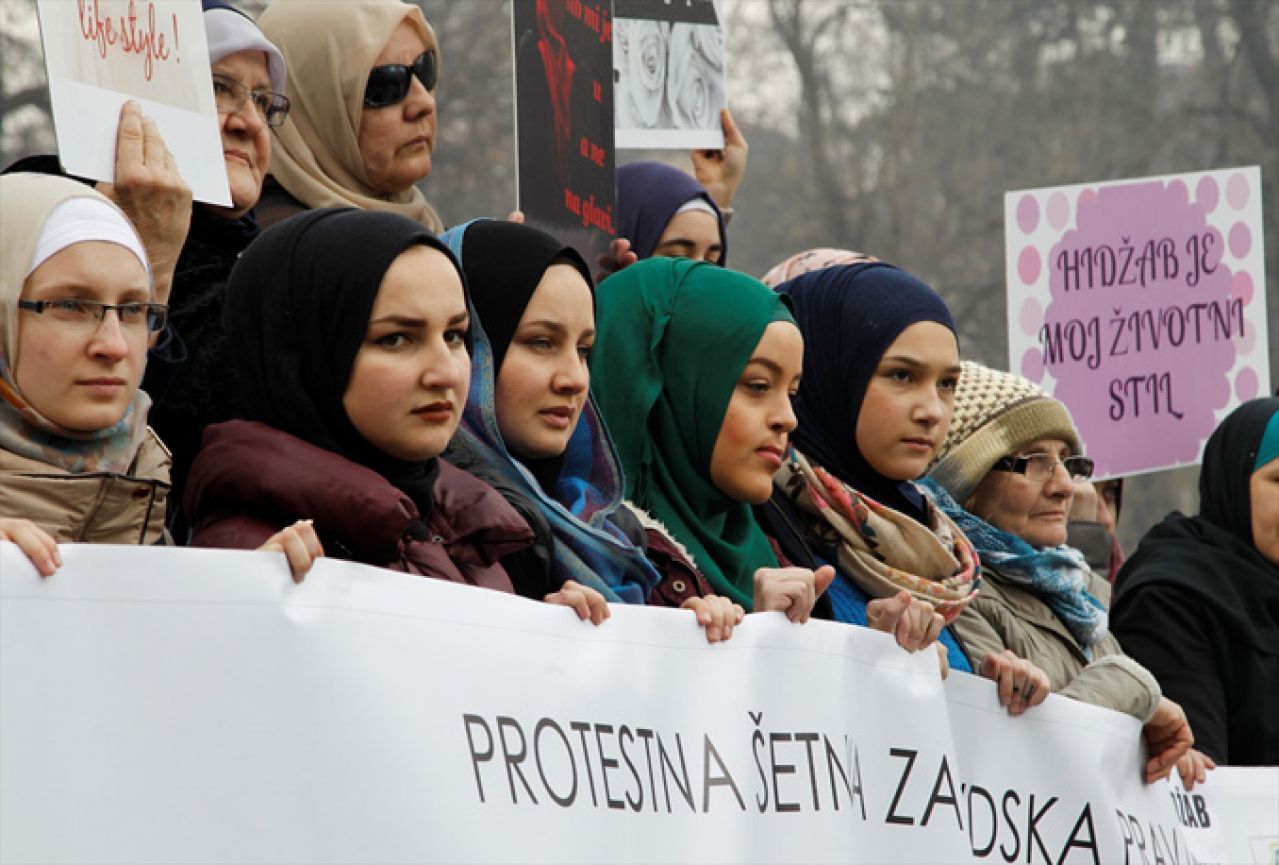 Više od 2.000 osoba na prosvjednoj šetnji ''Hidžab - moje pravo, moj izbor"