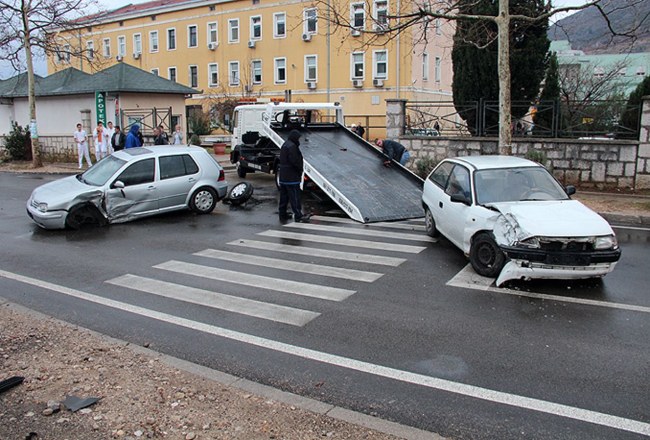 Mostar: U sudaru dva automobila, ozlijeđena jedna osoba