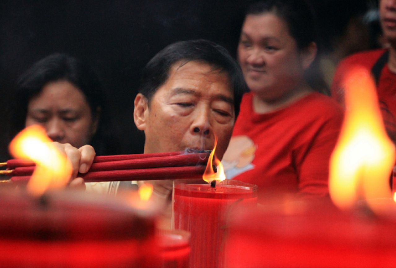 Prvi dan kineske Nove godine: Kinezi posjećuju hramove i mole za mir u svijetu