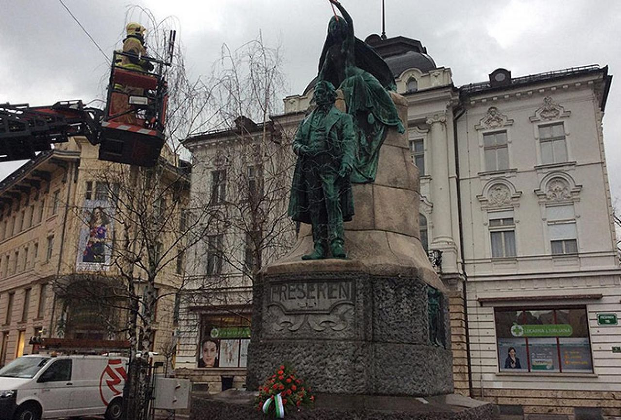 Spomenik najpoznatijeg slovenskog pjesnika omotan žicom