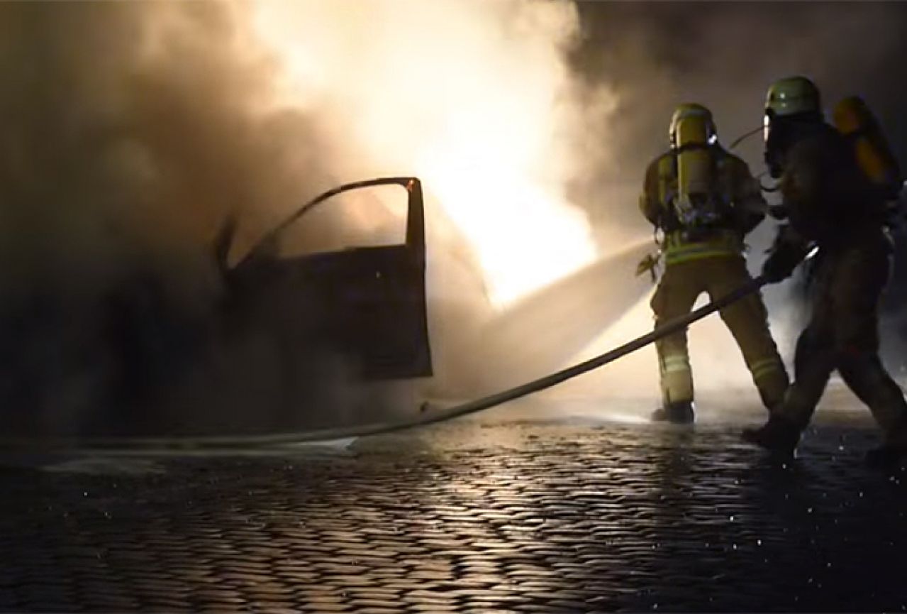 Napad na bogate: Maskirani biciklisti u Berlinu zapalili 50 Mercedesa i BMW-a