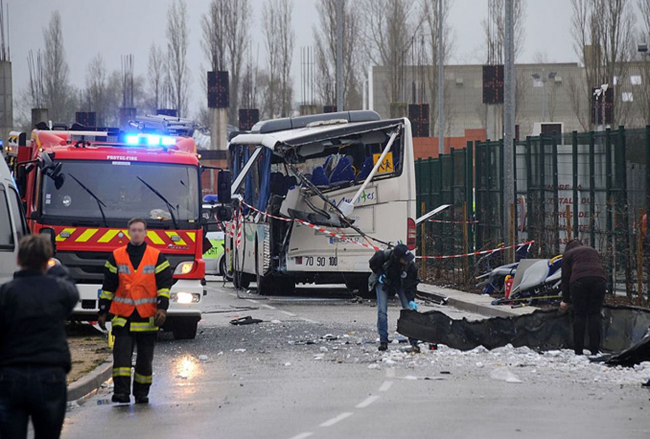 Francuska: U stravičnoj nesreći poginulo šestero tinejdžera