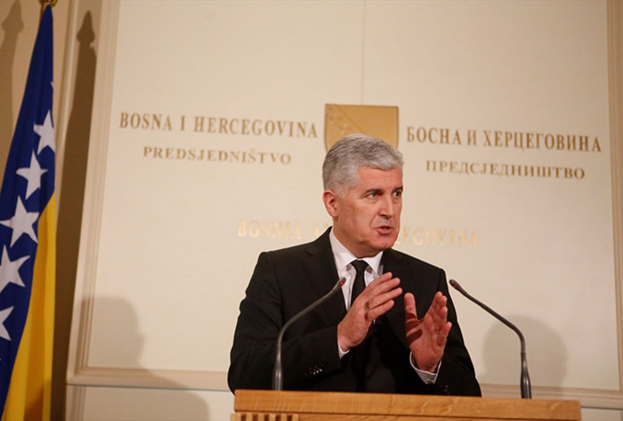 Povijesni trenutak: Čović predaje zahtjev za članstvo u EU
