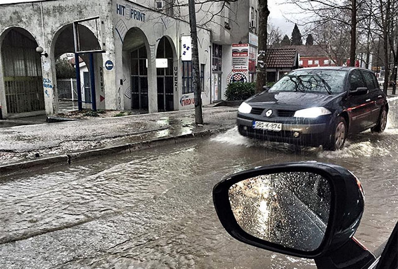 Za Hercegovinu izdano posebno upozorenje: Obilne padaline i udari vjetra do 90 km/h