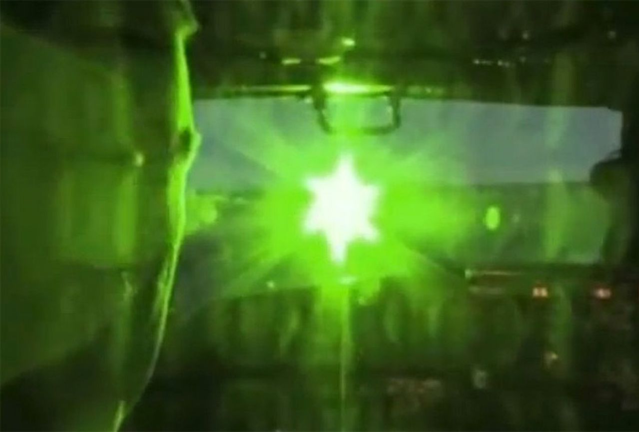 Vraćen avion zbog lasera uperenog prema pilotskoj kabini 