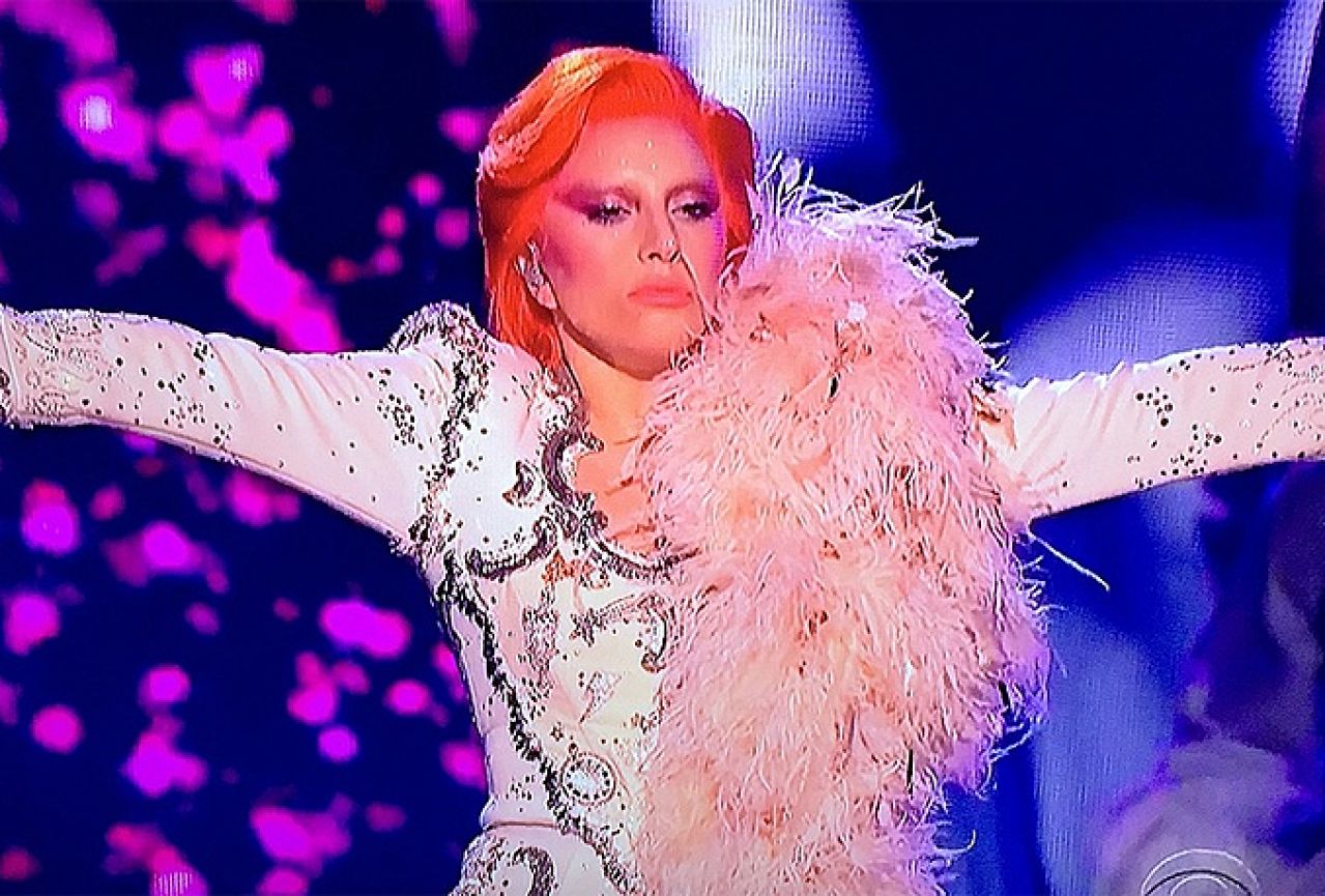 Lady Gaga na dodjeli Grammya: Devet pjesama u čast Davida Bowiea