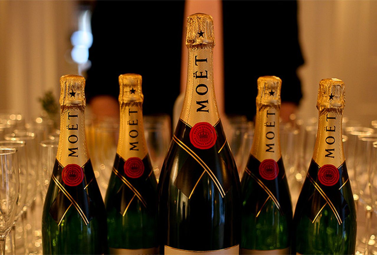 Policija zaplijenila 9.000 boca lažnog šampanjca Moet & Chandon