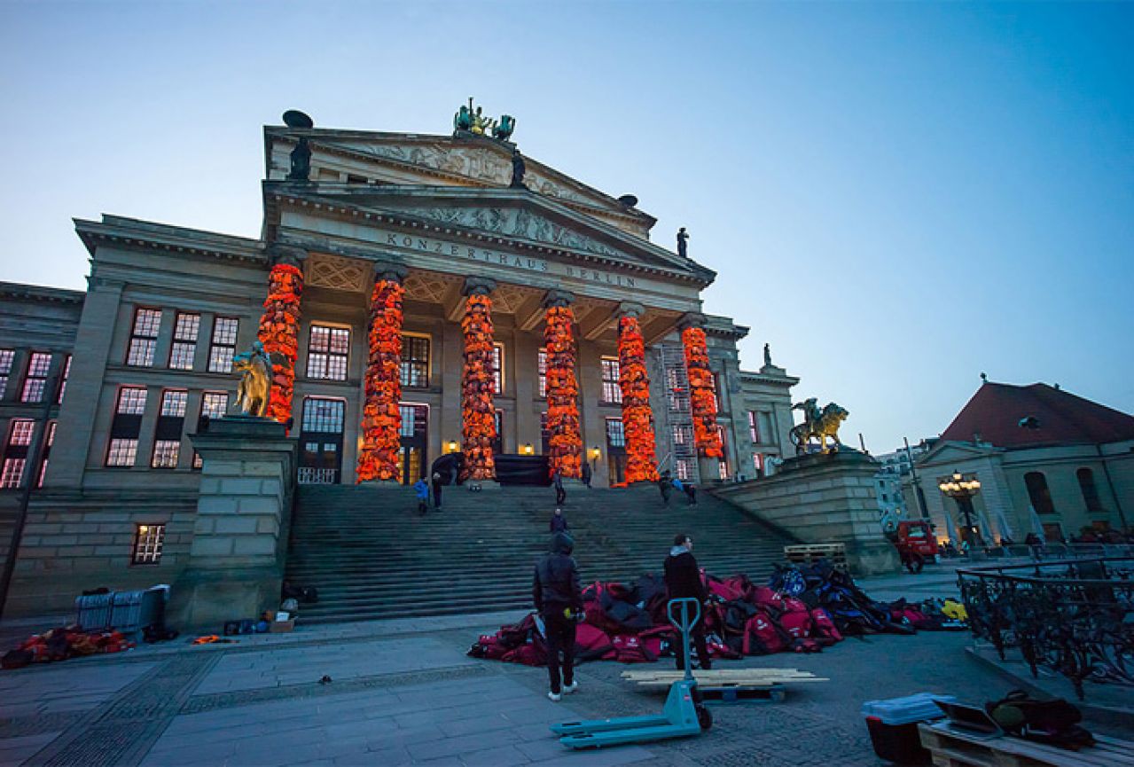Kineski umjetnik prekrio berlinski Konzerthaus s 14.000 prsluka za spašavanje