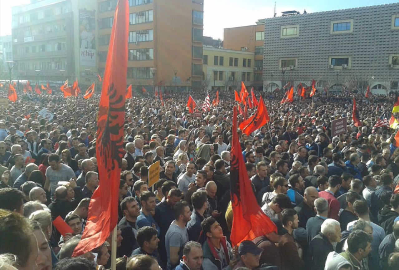 Prosvjed na Kosovu: Više tisuća građana na ulicama Prištine