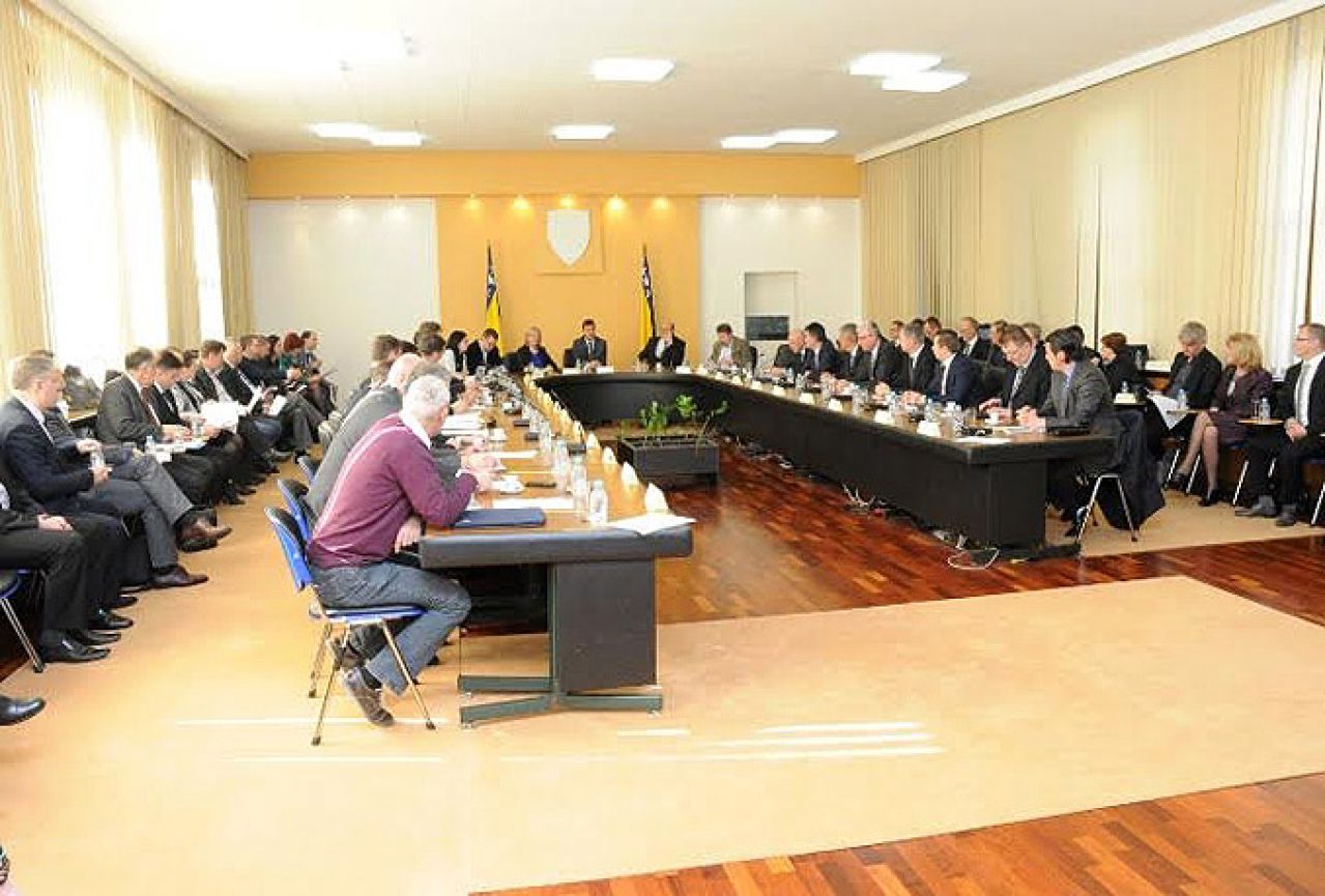 Novalić okupio premijere svih županija: Kako izjednačiti kolektivne ugovore u FBiH