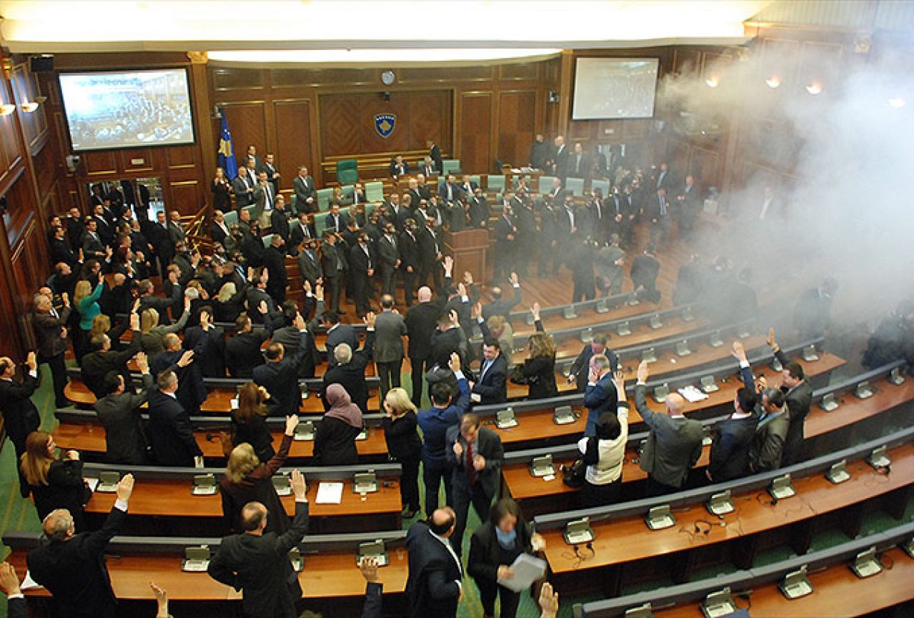 Opozicija bacila suzavac u Skupštini Kosova 