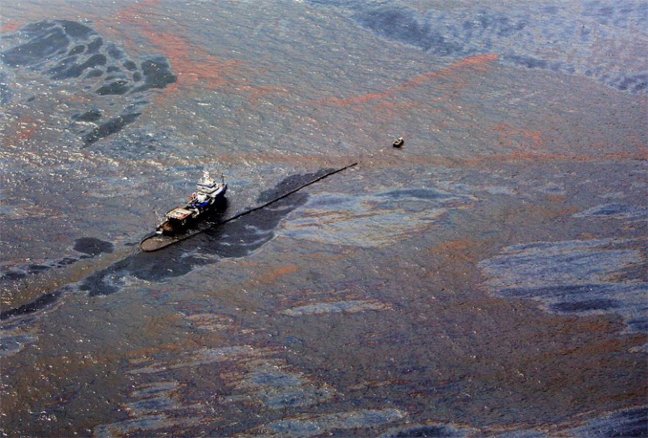 Jadransko more na otvorenom pokriveno uljnim mrljama čiji su učinci upitni