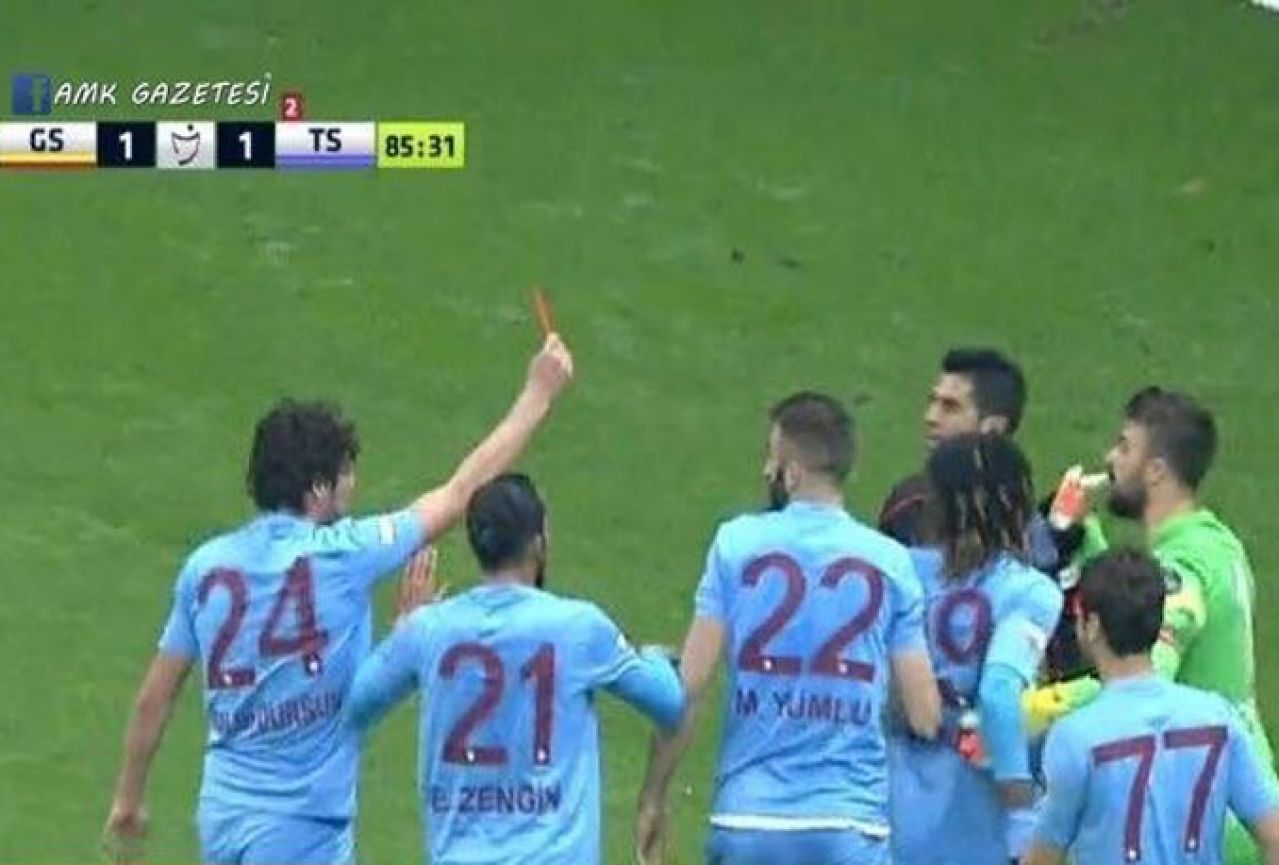 Na utakmici Trabzonspor-Galatasaray sudac dobio crveni karton