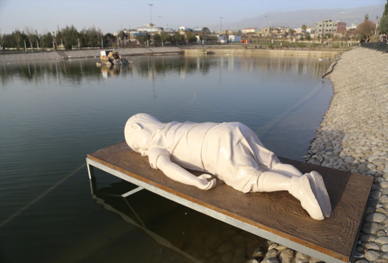 U Iraku izložena statua dječaka Aylana Kurdija